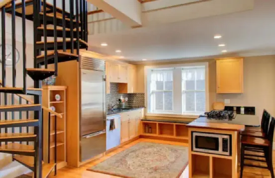 Downtown Escape ❤️ Deck, Fireplace, 95 WalkScore Hotels in 