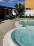 Ideal villa for relaxation, with pool and whirlpool, good views of the mountains