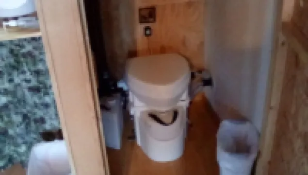 One bedroom cabin with inside toilet and stand up loft.  PET FRIENDLY!