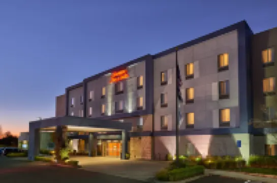 Hampton Inn & Suites Salem Hotels in 
