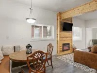 Cozy retreat near Sandpoint, Idaho. Close to Downtown, the lake and skiing. Hotels in Ponderay