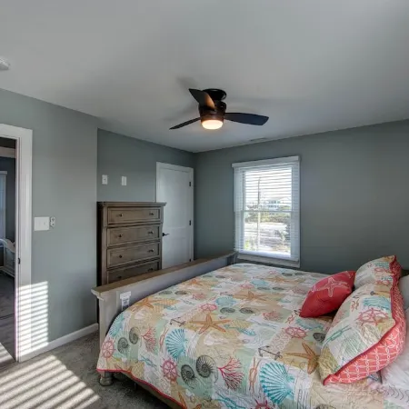 Novice 4BRM/3Bath house on the canal/sound access close to the beach