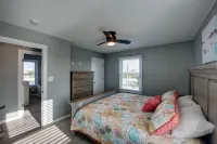 Novice 4BRM/3Bath house on the canal/sound access close to the beach