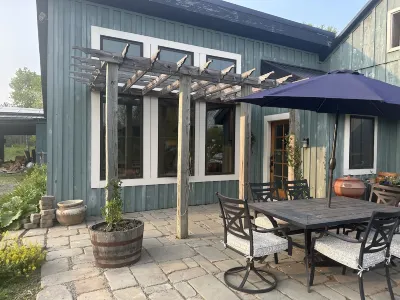Modern rustic 2BR house in the country with hot rub, patio dining, and fire pit Hotel dekat Tompkins Cortland Community College