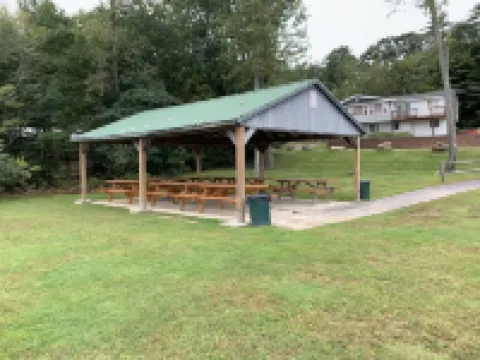 Charming Lake Community Bungaloo. Comfortable living with 86 inch tv! Hotels in Barnstead