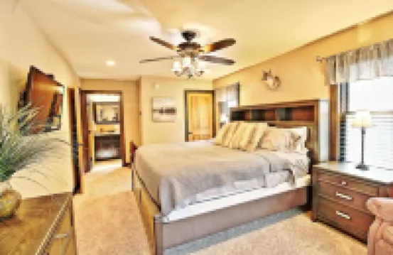 Hidden Gem💎Large Ellicottville Chalet🍁Woods⛷ Hot Tub 🕹️ Arcade Fun 🔥Fire Pit