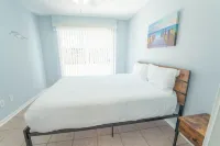 Cheerful 1 bedroom house, 1 block from the beach