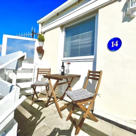 One bedroom 1st floor apartment with balcony and close to the beach and town