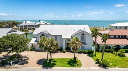 Casa Delfín - Family/Fun/Modern - Key Allegro location with panoramic bay views