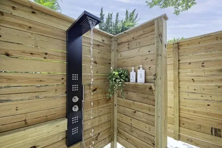 Pet friendly beach house w/private backyard & outdoor shower- steps from beach Отели в г. Сейнт Огастин Бич