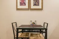 Comfortable Studio in a Woodside Plaza