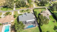 Luxurious lakefront/pool home near theme parks in Florida