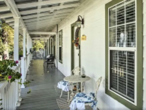 Adorable French Country Cottage Getaway - King Bed, Tub, Fireplace, Bikes Hotels in Jefferson