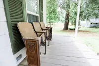 NEW - Adorable Cottage w/ Full Kitchen/ Free Tandem Bike