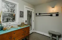 Peaceful Cottage/Private Parking & Backyard/Strong WiFi/Walk to Sheridan Beach!