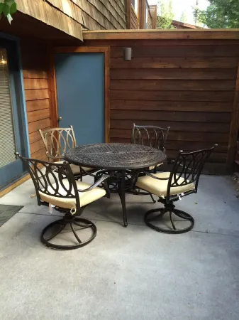 Best Location - Walk to local restaurants and shopping, across from Hyatt Отели рядом с достопримечательностью «Санд Харбор»