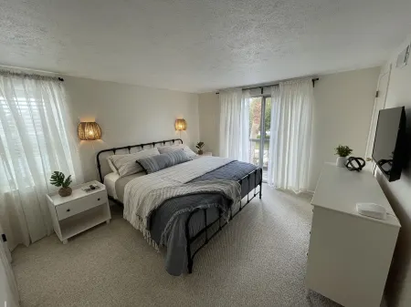 Stunning Canal Condo - Walk to Beach - Sleeps 4