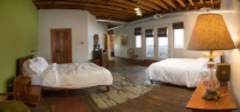 Art Alley Attic – Spacious Loft Near Breweries, Distilleries, Bars in Crossroads