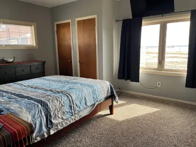Cozy Beach Cottage. Great lake views. Lake access! Sleeps 6 efficiently.