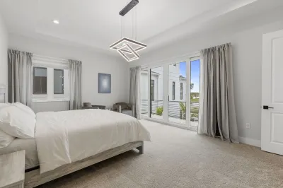 Brand New Luxury Lagoon Home, near beach & IMG!