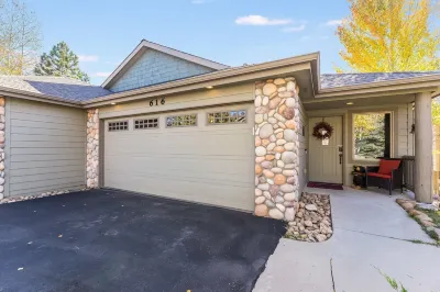 Beautiful Townhome near Thompson River w/ Hot tub, Theater room, EV Charger, AC Hotels near Stanley Park-Special Events