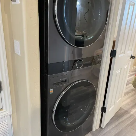 Snowbirds! Age 55+ Gated community. Pool. Jacuzzi. Pickle Ball