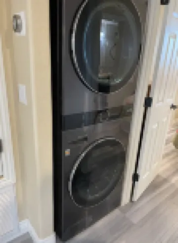 Snowbirds! Age 55+ Gated community. Pool. Jacuzzi. Pickle Ball