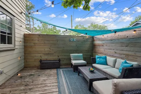 The Garden District Retreat - close to everything! Отели рядом с достопримечательностью «Магнолиа Маунд Плантейшен»