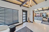 Designer home minutes from downtown! 6 beds 3 full bathrooms Hotels in Sarasota County