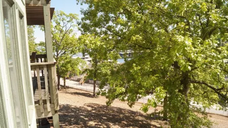 LAKEVIEW CONDO, only 3 steps into condo! Onsite parking and access to the lake.