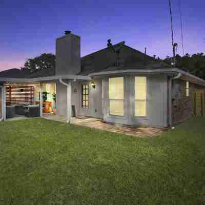 Beautiful Home with Amazing Back Patio. 3Br / 2BTH - Sleeps 8. Hotel Exterior