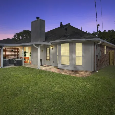 Beautiful Home with Amazing Back Patio.  3Br / 2BTH - Sleeps 8.