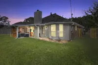 Beautiful Home with Amazing back patio.  3br / 2bth - sleeps 8.