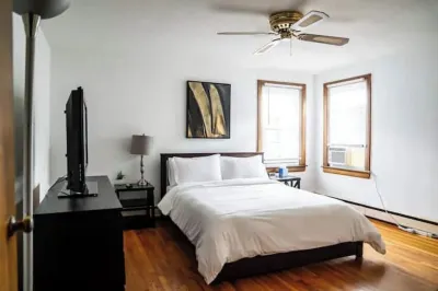 Entire House, Sleep 11, Garage, Fully Fenced Backyard Hotels near Christmas Tree Shops