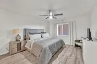 Jupiter Bay Resort Condo, steps to the beach! Comfortably sleeps family of 4! Hotels near The Loxahatchee River Center