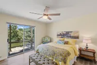 Lake House with great lake views, Swim Spa, Large Porch ,Boat dock pet freinly