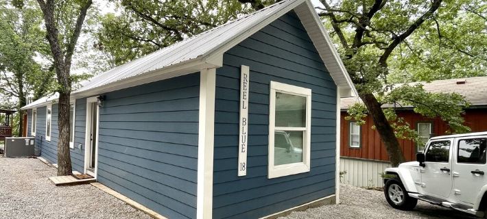 SHORT WALK TO WATER & NESTLED IN THE TREES THIS BEAUTIFUL CABIN HAS LAKE VIEWS Hotels in Cherokee County