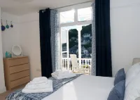 Fantastic Spacious Apartment with Stunning Uninterrupted Views 사파이어 비치 주변 호텔