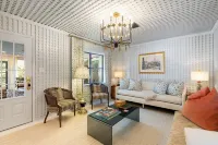 Le Hibou Blanc (A) - Fairhope: Laid-back Sophistication