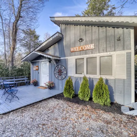 Mountain house sleeps 4 w/ deck & firepit, 5mi to Grandfather Mtn, pet friendly!