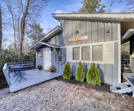 Mountain house sleeps 4 w/ deck & firepit, 5mi to Grandfather Mtn, pet friendly!