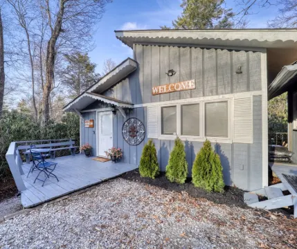 Mountain house sleeps 4 w/ deck & firepit, 5mi to Grandfather Mtn, pet friendly!