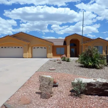 Spacious home with panoramic views of Zion National Park! Come & visit!