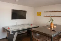 The MikkonINN - Modern 3 bed home by The Lights