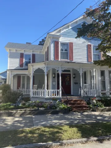 Exclusive use of Second Floor Guest Suite of beautiful Victorian home