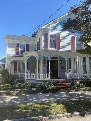Exclusive use of Second Floor Guest Suite of beautiful Victorian home Hotels in Washington