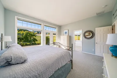 Wapato Point Home Single Level 4 Bed 3 Bath Sleeps 12, Close to Waterfront Park