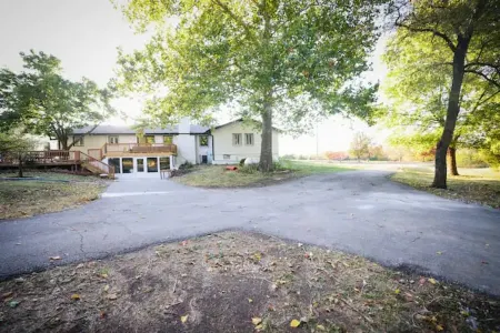 Luxury 5 bedroom home with Pool and 3 acers of private land