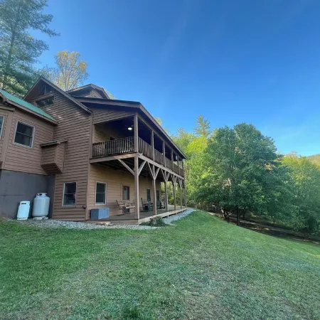 Peaceful Mtn cabin w/fast Wi-Fi & 5 min walk to River