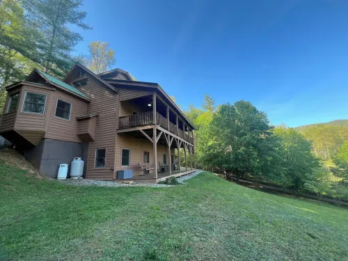 Peaceful Mtn cabin w/fast Wi-Fi & 5 min walk to River